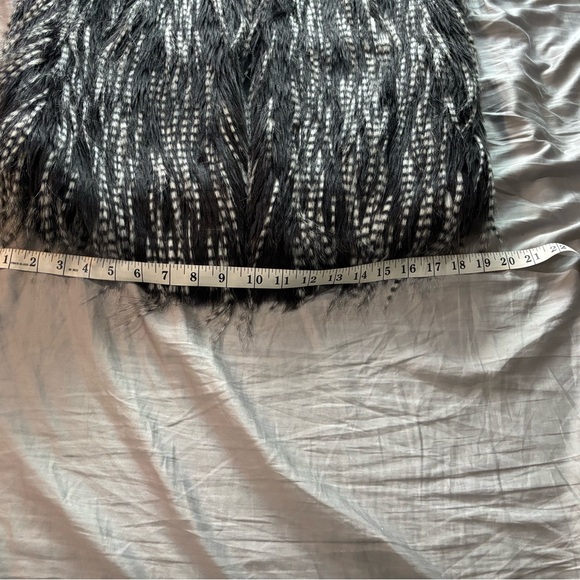 Harlow Zee faux fur black and white vest xs - Picture 8 of 11